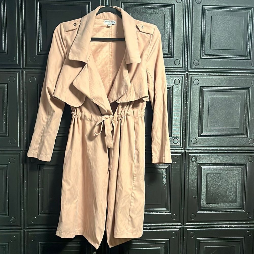 Lightweight trench coat